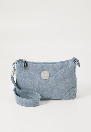 Lys blå denim pouch med en quiltet tekstur, sølvhardware og en aftagelig rem. Har et logo plade på forsiden.