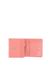 Portefeuille en cuir rose ouvert, montrant des emplacements pour cartes, des fermetures à pression et une étiquette sécurisée RFID sur le côté droit avec des détails en métal argenté.