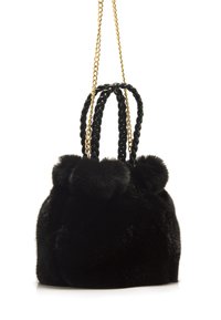 Borsa nera in peluche con una forma arrotondata, dotata di due manici intrecciati e una tracolla a catena. Accentuata da due pom-pom pelosi sulla parte superiore.
