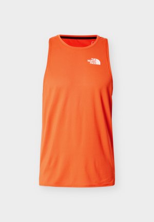 Fel oranje mouwloos sporttopje met wit The North Face-logo linksboven op de borst, afgebeeld tegen een effen achtergrond.