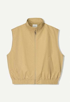 Beige ærmeløs vest med høj krave, frontlynlås og to sidelommer; elastisk bundkant for justerbar pasform. Glat stof tekstur.