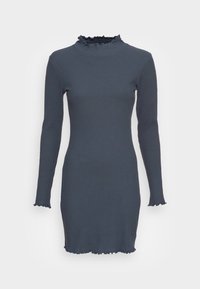 Ribbad långärmad klänning i mörkgrått, med en hög volangkrage och nederkant med vågiga mönster. Kroppsnära design.