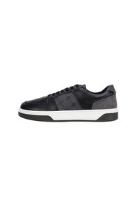 Schwarzer Sneaker aus Leder und Wildleder, mit einem strukturierten schwarzen Design, weißer Zwischensohle und schwarzem Gummilaufsohle.