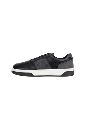 Schwarzer Sneaker aus Leder und Wildleder, mit einem strukturierten schwarzen Design, weißer Zwischensohle und schwarzem Gummilaufsohle.