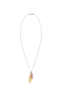Collana a catena in argento con tre ciondoli a forma di foglia: uno dorato, uno in oro rosa e uno argento, con texture dettagliate e dimensioni variabili.