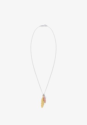 Collier en chaîne argenté avec trois charms en forme de feuille : un en or, un en or rose et un en argent, avec des textures détaillées et des tailles variées.