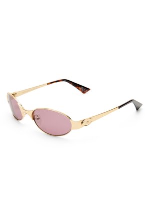 Οβάλ γυαλιά ηλίου με χρυσή κορνίζα, ροζ φακούς και άκρα βραχίονα με σχέδιο από χελώνα, εμφανίζονται σε λευκό φόντο.