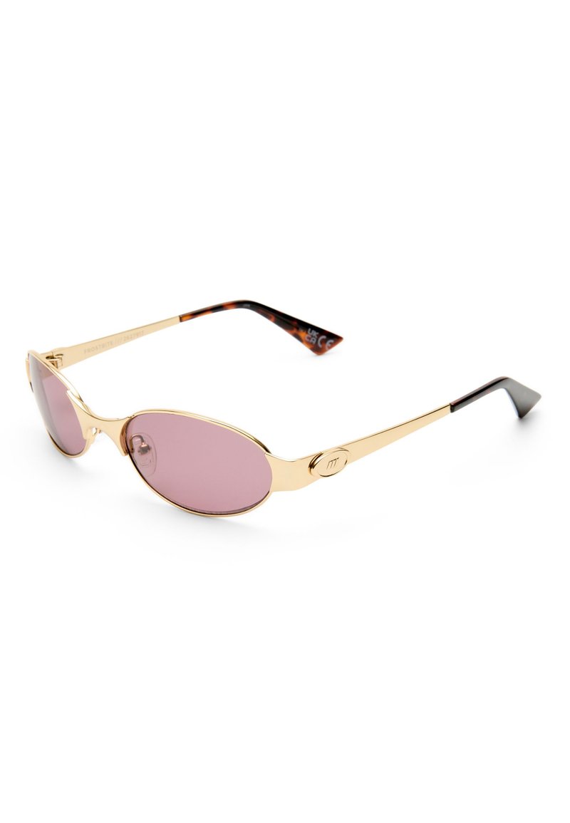 Οβάλ γυαλιά ηλίου με χρυσή κορνίζα, ροζ φακούς και άκρα βραχίονα με σχέδιο από χελώνα, εμφανίζονται σε λευκό φόντο.
