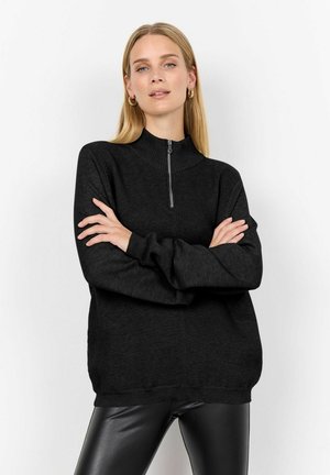 Schwarzer gerippter Pullover mit hohem Kragen und Reißverschluss vorne. Merkmale sind der lockere Schnitt und lange Ärmel. Hergestellt aus weichem Strickmaterial.