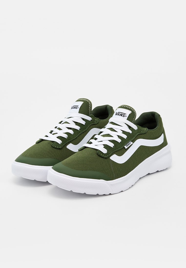 Par de zapatillas Vans en verde oliva con cordones blancos, raya lateral blanca y suelas blancas gruesas sobre un fondo liso.