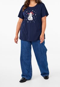 Marinblå bomulls t-shirt med en festlig snögubbe-design och texten "Låt det snöa", tillsammans med vida blå denimjeans. Svarta skor.