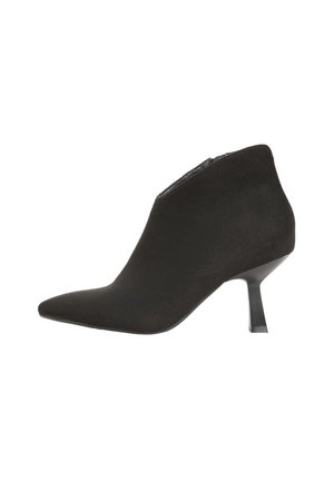 Bota de tobillo negra de ante con puntera puntiaguda y tacón fino de altura media, cierre lateral con cremallera, diseño minimalista.