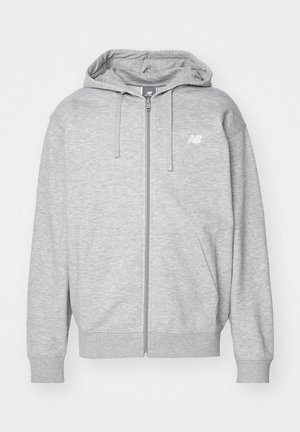 Hellgrau Full-Zip Hoodie mit Kordelzügen, zwei Fronttaschen, gerippten Bündchen und Saum sowie kleinem weißen New Balance-Logo auf der Brust.
