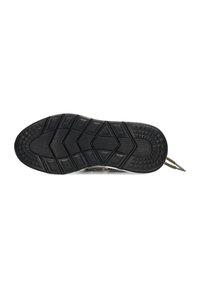 Semelle de chaussure en caoutchouc noir, présentant une surface texturée avec un motif en zigzag et des formes géométriques pour une meilleure adhérence. Accentuée de détails en corde torsadée.