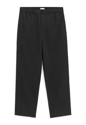 Pantalon noir à jambes droites avec ceinture élastique, bouton à l'avant, fermeture éclair et poches latérales, présenté à plat sur un fond blanc.