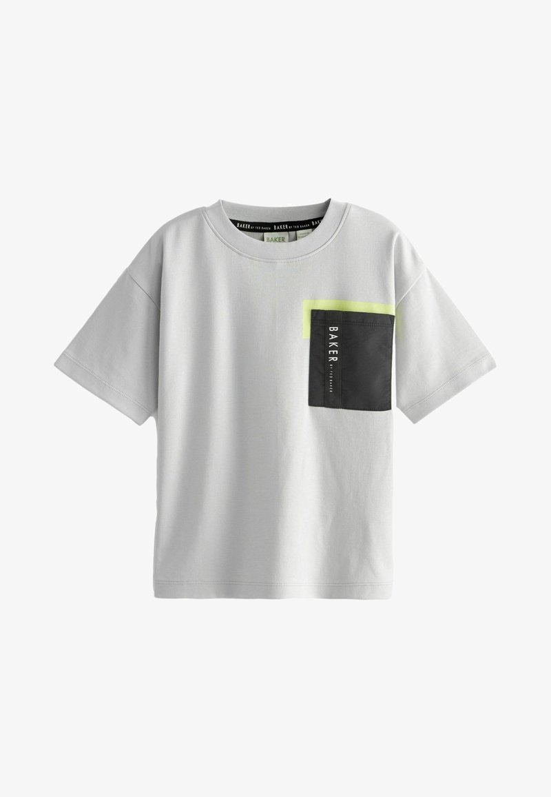 Gaišpelēka kokvilnas t-kreklu ar īsām piedurknēm, melnu un neona zaļu krūšu kabatu un apaļu kakla izgriezumu ar etiķeti iekšpusē.