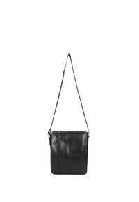 Borsa a tracolla in pelle nera con una superficie liscia, forma rettangolare, tracolla regolabile e design minimalista. Presenta una chiusura a soffietto superiore.