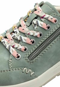 Sneaker verde in suede con lacci rosa a motivo, occhielli argentati e una chiusura lampo laterale, caratterizzata da cuciture a contrasto e una superficie testurizzata.