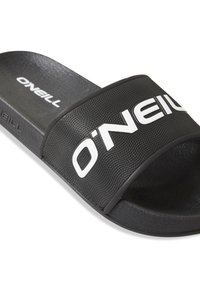 Sort slide sandal lavet af struktureret gummi, med en bred rem med prægede O'Neill-logo i hvid. Flad sål med let hævede kanter.