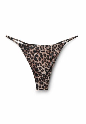 Parte inferior de bikini con estampado de leopardo con finas tiras laterales dobles y corte de tiro bajo sobre fondo blanco.