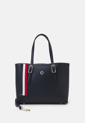 Marine synthetische tote bag met twee handvatten en gouden hardware. Voorzien van een rood-witte verticale streep en een logo-embleem aan de voorkant.