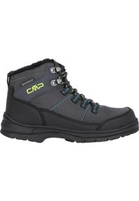 Czarne, wodoodporne buty trekkingowe z syntetyczną cholewką, futrzanym wyściółkiem, wzmocnionym czubkiem i kontrastującym zielonym oraz niebieskim przeszyciem. Wyposażone w metalowe oczka.