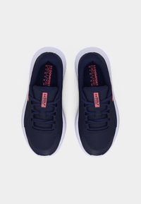 Αθλητικά παπούτσια σε ναυτικό μπλε με λευκές σόλες, ροζ ετικέτες με τις λέξεις "Golf" και "Comfort Deluxe System", άποψη από πάνω με δεμένα κορδόνια.