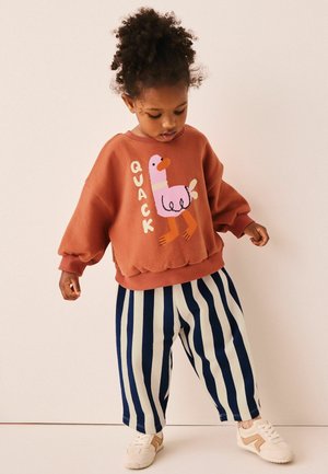Next, REGULAR FIT - LONG SLEEVE TOP AND BARREL TROUSERS SET - Tracksuit - navy stripe duck