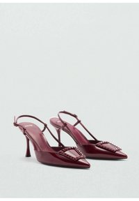 Viininpunaiset lakeriset slingback-korkokengät, joissa on terävät kärjet, niittikoristeet ja siro korokekanta. Kokonaisuudessaan sileä ja kiiltävä pinta.