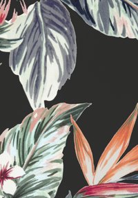 Ziedu audums ar lieliem lapu rakstiem zaļā, purpura un oranžā krāsā uz melna fona, ar redzamu tekstūru un detaļām.