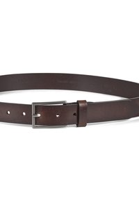 Cinturón de cuero marrón con una textura suave, que cuenta con una hebilla de metal plateada y agujeros distribuidos uniformemente a lo largo de la correa para ajustarlo.