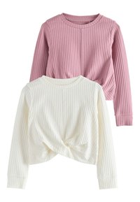 Deux hauts à manches longues : un rose et un blanc, tous deux avec une texture côtelée. Le haut blanc présente un détail de nœud torsadé à l'avant.