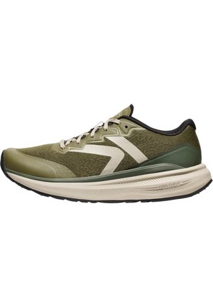 Zijaanzicht van een olijfgroene hardloopschoen met beige zool, wit logo, zwarte voering en beige veters.