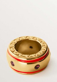 Anillo de oro con un borde ondulado, que presenta franjas acentuadas en rojo y dos piedras preciosas moradas. Textura suave con una forma redondeada.