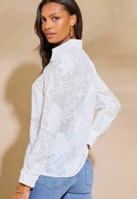 Lipsy REGULAR FIT biały