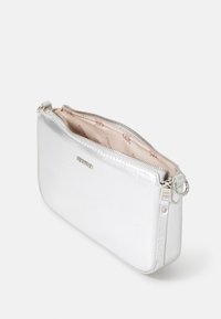 Metallisch zilveren clutch tas met een gladde oppervlakte, ritsluiting en een beige interieur met een subtiel logo patroon. Compacte en rechthoekige vorm.