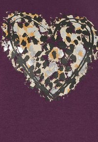 Tela púrpura con un diseño de corazón de estampado de leopardo, que presenta acentos en negro, oro y plata, sobre un fondo texturizado.