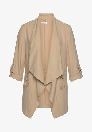Veste beige enveloppante en tissu doux, dotée d'un col cascade, de manches trois-quarts avec pattes de retroussage, d'une taille à cordon de serrage et d'une quincaillerie minimale.