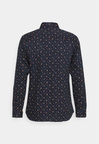 Marinblus långärmad skjorta med ett blommigt mönster i rosa och gult. Strukturerad krage och knappade ärmslut. Slät tygtextur.