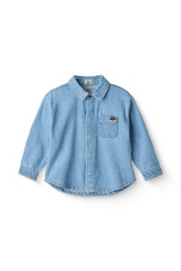 Lyseblå denimskjorte med lange ermer, knappestolpe, en brystlomme og en liten rød brodert logo. Buet kant, slitesterkt stoff.