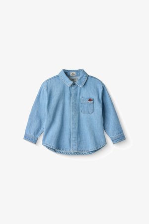 Gai zils džinsa krekls ar garām piedurknēm, pogu aizdare, krūšu kabata un neliels sarkans izrakstīts logo. Ieliektās apakšmalas, izturīga auduma.