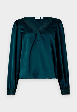 Teal satinbluse med lange ærmer, v-halsudskæring med blondekant, og elastiske manchetter med blomstermotiv. Blød, glat tekstur.