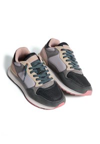 Sneakers con una combinazione di materiali grigi, rosa e neri, tomaia in rete, colletto imbottito e suola testurizzata in colori contrastanti.