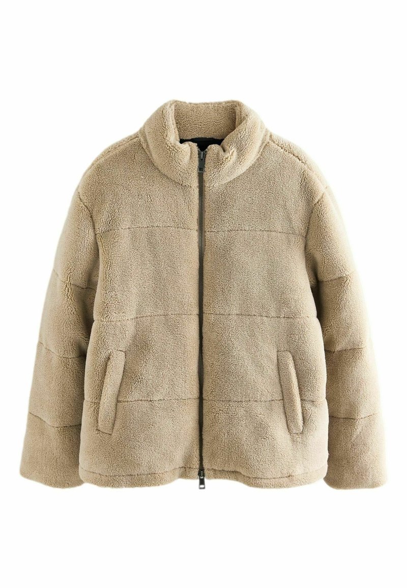 Jachetă din fleece bej cu guler înalt, fermoar pe întreaga lungime și două buzunare laterale. Prezintă un aspect texturat și moale, cu un design pe panouri.