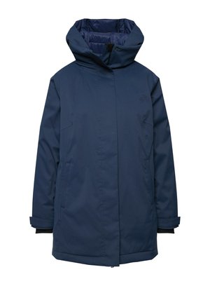 Marineblå vandtæt parka-jakke med høj krave, hætte og sidelommer. Har en glat tekstur og et enkelt, minimalistisk design.