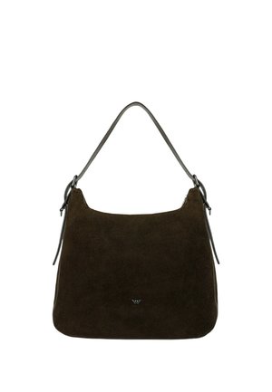 Bolso de hombro de ante marrón oscuro con una única asa metálica y un pequeño logotipo metálico centrado cerca de la parte inferior.