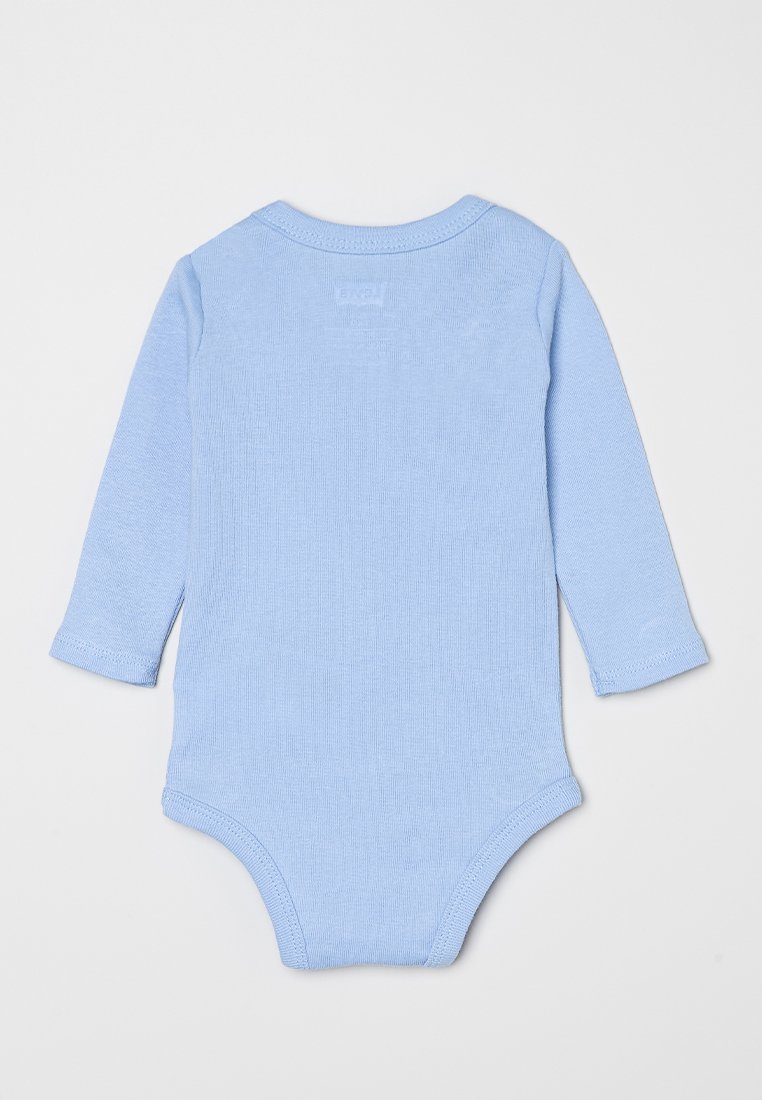 Bodysuit de manga larga azul claro con una textura suave y acanalada y un escote redondo. Presenta cierres a presión en la parte inferior para un fácil vestir.