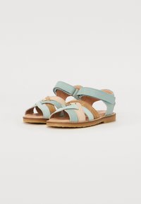 Sandaler med stropper laget av lys blå og beige lær, med åpen tå-design, borrelåsremmer og en brun, flat såle.