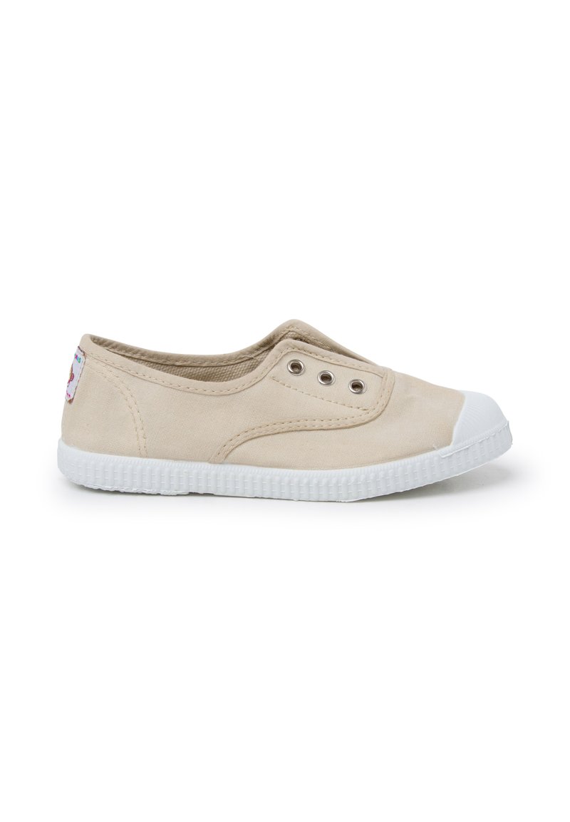 Scarpa in tela beige con punta in gomma bianca, occhiali laterali e suola bianca texturizzata. Design semplice adatto per un abbigliamento casual.