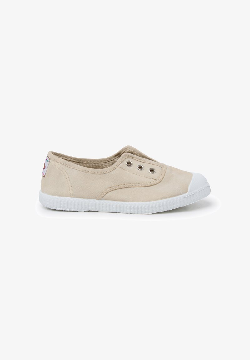 Scarpa in tela beige con punta in gomma bianca, occhiali laterali e suola bianca texturizzata. Design semplice adatto per un abbigliamento casual.
